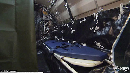 Khám phá chuyên cơ chở nữ y tá gốc Việt nhiễm Ebola - 5
