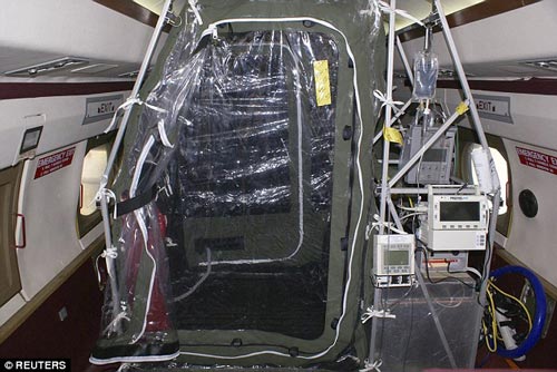 Khám phá chuyên cơ chở nữ y tá gốc Việt nhiễm Ebola - 6