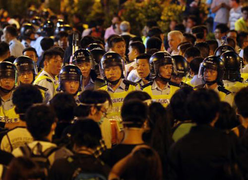 Sinh viên Hong Kong chiếm lại trung tâm từ tay cảnh sát - 1