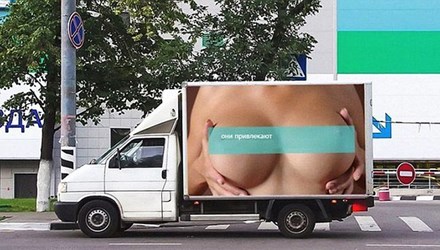 Biển quảng cáo ngực gây 500 vụ tai nạn 1 ngày - 1