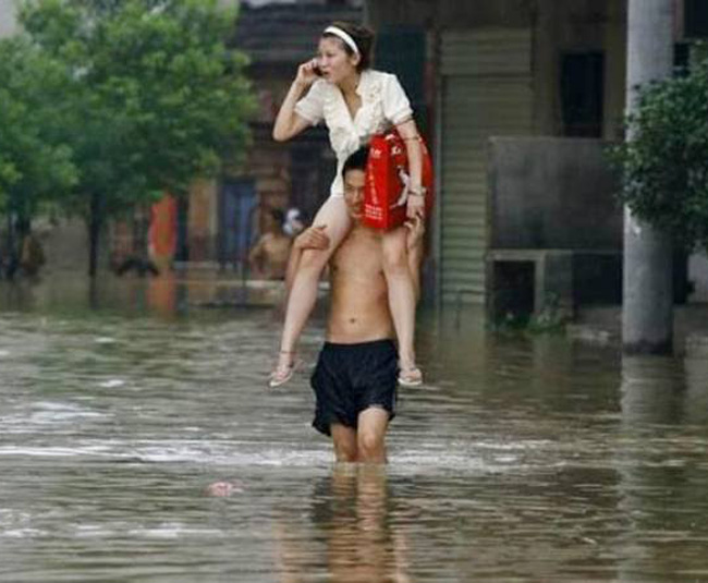 Cô gái quá vô duyên hay chàng trai quá yêu vợ
