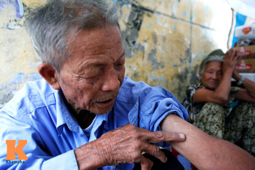 Vợ chồng già nép mình trong túp lều giữa Thủ đô - 9