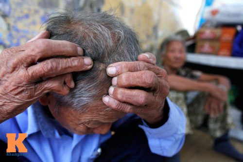 Vợ chồng già nép mình trong túp lều giữa Thủ đô - 10