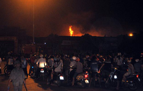 HN: Cháy gần tòa nhà Keangnam, dân vội dọn đồ ra đường - 1