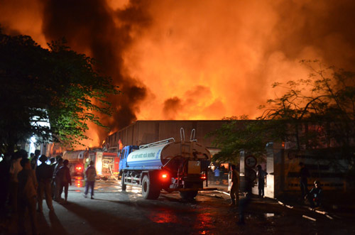 HN: Cháy lớn ở KCN Quang Minh, 10.000m2 nhà xưởng ra tro - 1