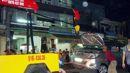 TP.HCM: Xe “điên” ủi 6 xe máy, người dân hoảng loạn - 2