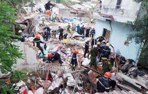 Hơn 50 căn nhà bị ảnh hưởng bởi vụ nổ ở TPHCM - 1