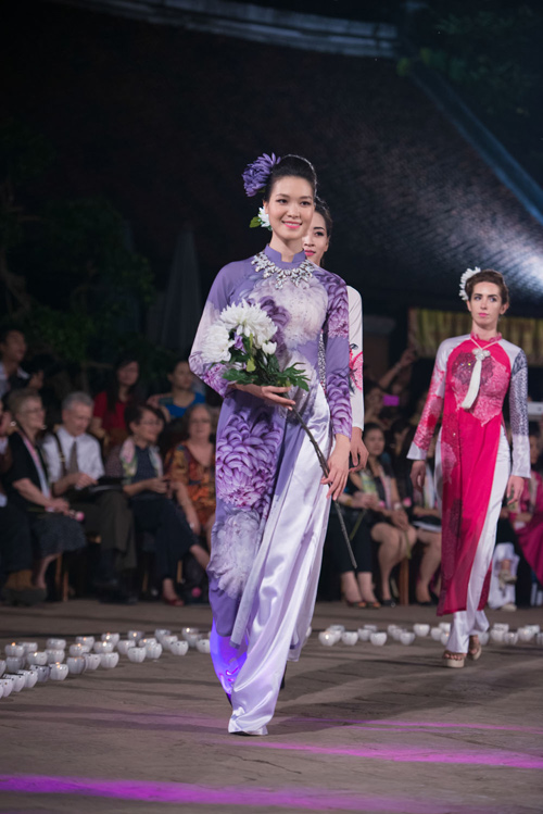 Hoa hậu Thùy Dung lung linh cùng áo dài - 1