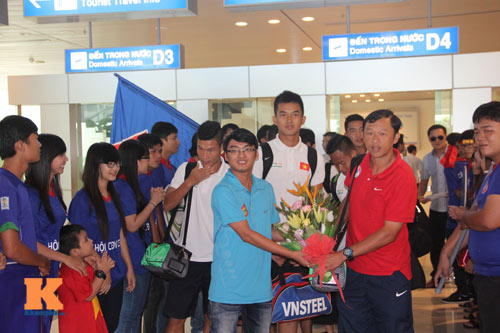 Cầu thủ U19 VN “gây bão” khi đổ bộ đến Cần Thơ - 5