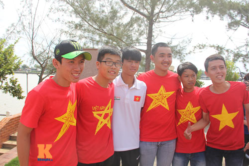 Cầu thủ U19 VN “gây bão” khi đổ bộ đến Cần Thơ - 9