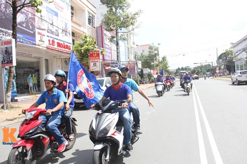 Cầu thủ U19 VN “gây bão” khi đổ bộ đến Cần Thơ - 12
