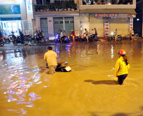 TPHCM mưa lớn, nhiều tuyến đường ngập sâu gần 1m - 12