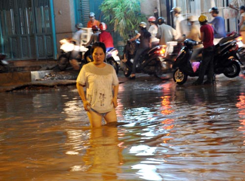 TPHCM mưa lớn, nhiều tuyến đường ngập sâu gần 1m - 6