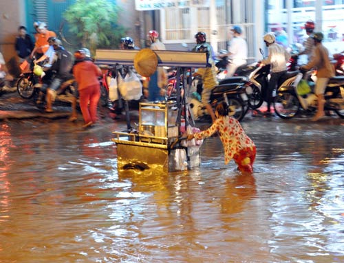 TPHCM mưa lớn, nhiều tuyến đường ngập sâu gần 1m - 9