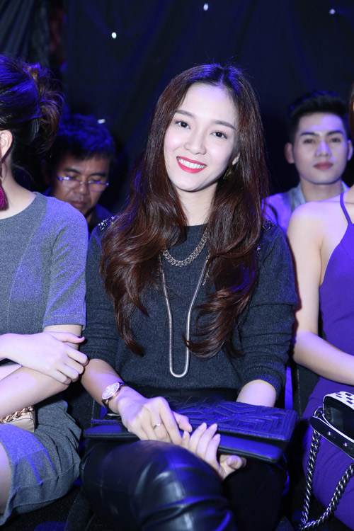 Mai Phương Thúy đọ sắc với hàng loạt hot girl - 4