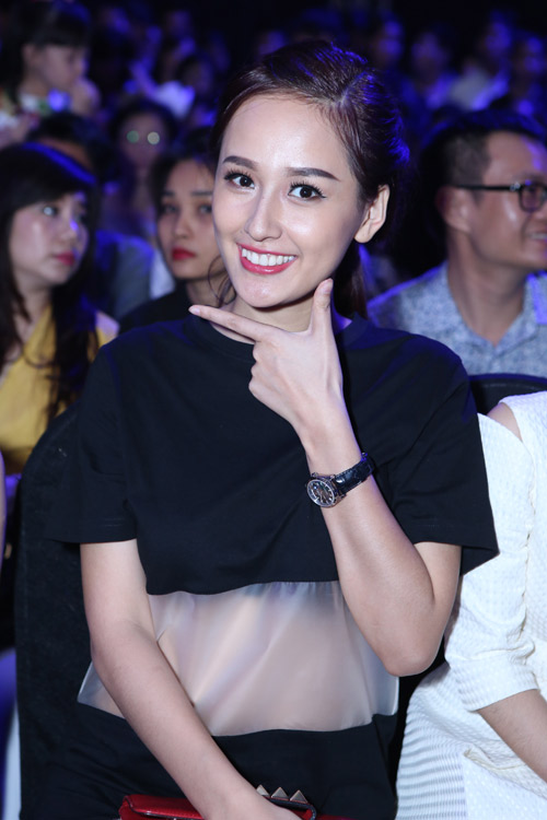 Mai Phương Thúy đọ sắc với hàng loạt hot girl - 2