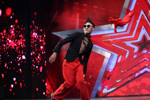 Cười nghiêng ngả với "thánh quẩy" của Vietnam's got talent - 3