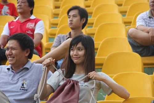 CĐV nữ xinh đẹp, cụ già, em nhỏ cuồng nhiệt ở giải U21 - 4