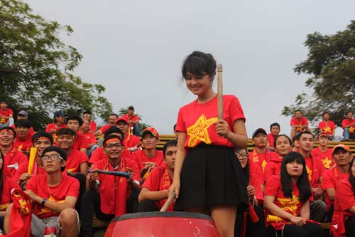 CĐV nữ xinh đẹp, cụ già, em nhỏ cuồng nhiệt ở giải U21 - 2