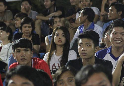 CĐV nữ xinh đẹp, cụ già, em nhỏ cuồng nhiệt ở giải U21 - 5