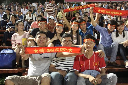 CĐV nữ xinh đẹp, cụ già, em nhỏ cuồng nhiệt ở giải U21 - 7