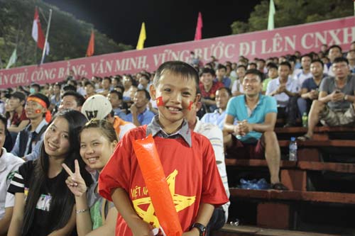 CĐV nữ xinh đẹp, cụ già, em nhỏ cuồng nhiệt ở giải U21 - 10