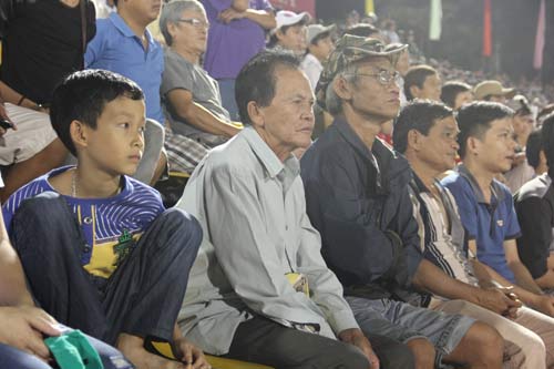 CĐV nữ xinh đẹp, cụ già, em nhỏ cuồng nhiệt ở giải U21 - 12