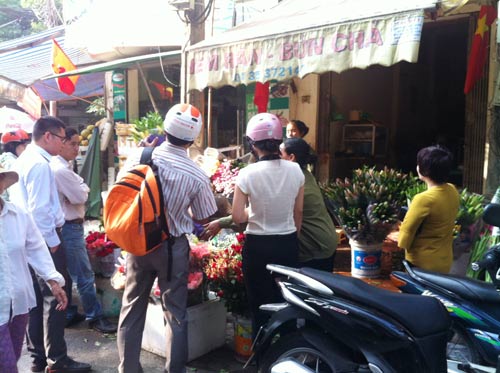 Hà Nội: Hoa tươi "hét" giá cao gấp 3 lần dịp 20/10 - 7