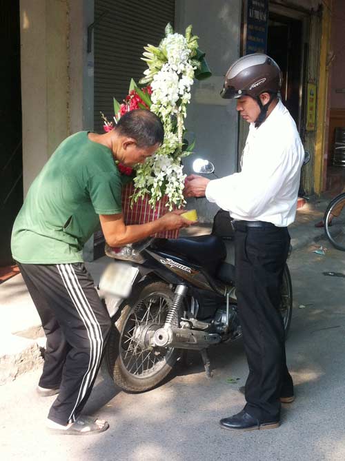 Hà Nội: Hoa tươi "hét" giá cao gấp 3 lần dịp 20/10 - 5