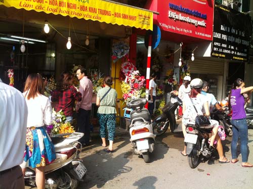 Hà Nội: Hoa tươi "hét" giá cao gấp 3 lần dịp 20/10 - 4