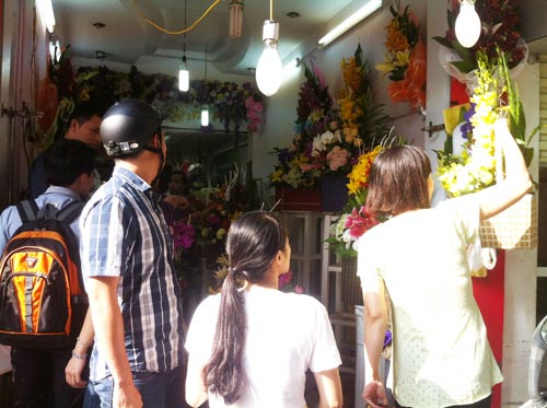 Hà Nội: Hoa tươi "hét" giá cao gấp 3 lần dịp 20/10 - 3
