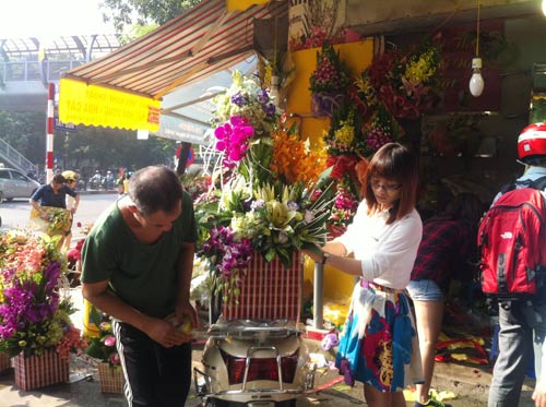 Hà Nội: Hoa tươi "hét" giá cao gấp 3 lần dịp 20/10 - 6