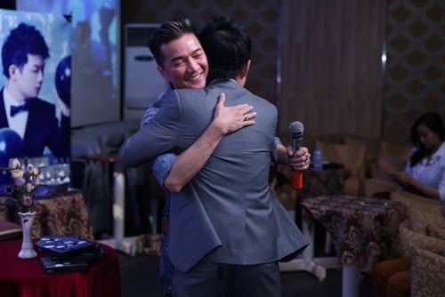 Mr. Đàm thân thiết ôm học trò The Voice - 2