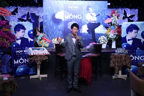 Mr. Đàm thân thiết ôm học trò The Voice - 3