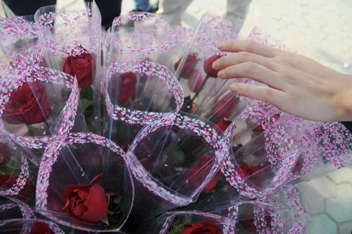 Hà Nội: Hoa tươi "hét" giá cao gấp 3 lần dịp 20/10 - 3