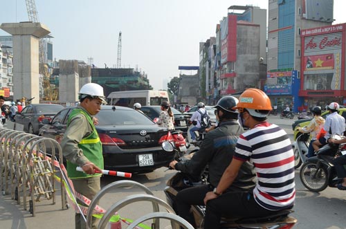 HN: Rào chắn đường để xây hầm chui Khuất Duy Tiến - 9