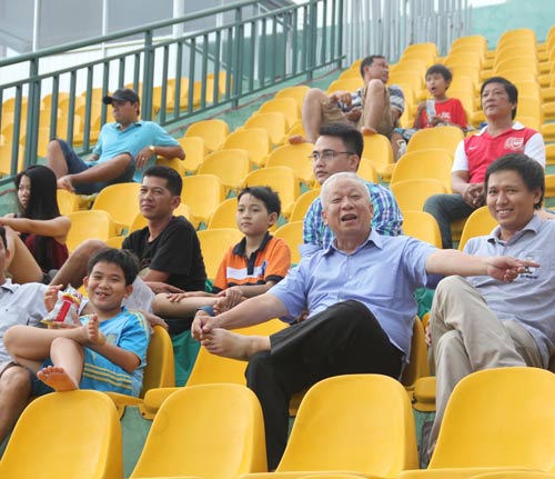 CĐV nữ xinh đẹp, cụ già, em nhỏ cuồng nhiệt ở giải U21 - 11