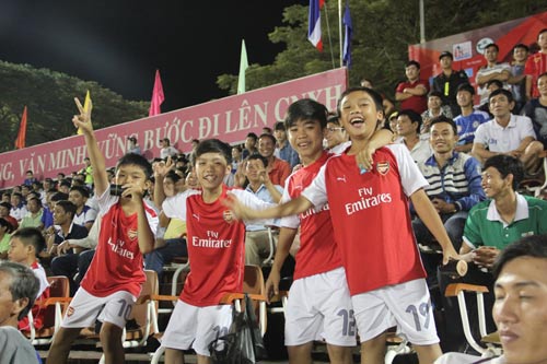 CĐV nữ xinh đẹp, cụ già, em nhỏ cuồng nhiệt ở giải U21 - 8