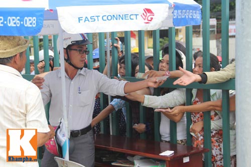 Cầu thủ U19 đá giải U21: Phe vé chen chúc, fan thẫn thờ - 9