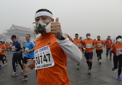 Trung Quốc ô nhiễm không khí nặng, VĐV marathon phải đeo mặt nạ - 2