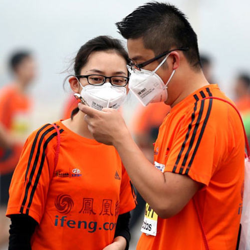 Trung Quốc ô nhiễm không khí nặng, VĐV marathon phải đeo mặt nạ - 3