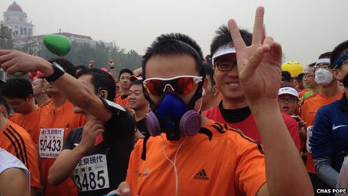 Trung Quốc ô nhiễm không khí nặng, VĐV marathon phải đeo mặt nạ - 4