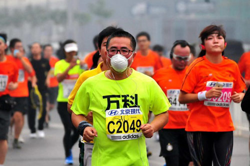 Trung Quốc ô nhiễm không khí nặng, VĐV marathon phải đeo mặt nạ - 1