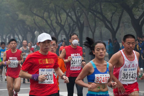 Trung Quốc ô nhiễm không khí nặng, VĐV marathon phải đeo mặt nạ - 5