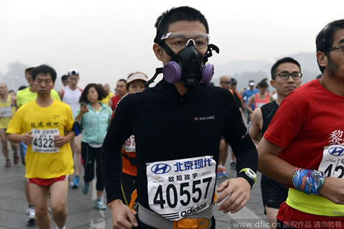 Trung Quốc ô nhiễm không khí nặng, VĐV marathon phải đeo mặt nạ - 1
