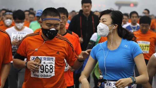 Trung Quốc ô nhiễm không khí nặng, VĐV marathon phải đeo mặt nạ - 6