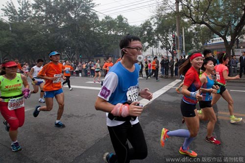 Trung Quốc ô nhiễm không khí nặng, VĐV marathon phải đeo mặt nạ - 7