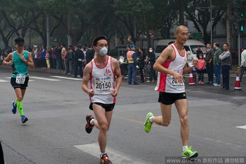 Trung Quốc ô nhiễm không khí nặng, VĐV marathon phải đeo mặt nạ - 8