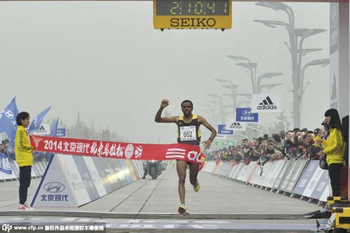 Trung Quốc ô nhiễm không khí nặng, VĐV marathon phải đeo mặt nạ - 10