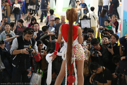 Người mẫu mặc phản cảm tại triển lãm ở Bắc Kinh - 1